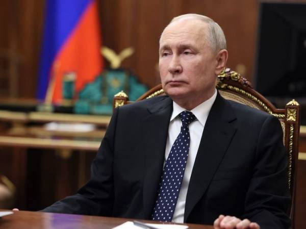 Путин в новогоднем поздравлении обратился к участникам СВО