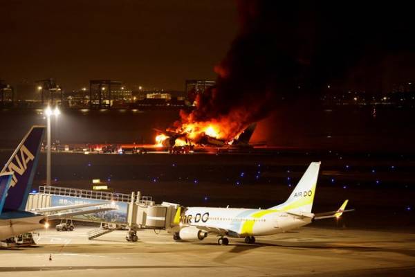 NHK: 5 членов экипажа самолета, столкнувшегося с лайнером в Токио, погибли