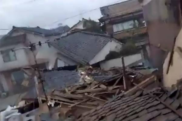 Пострадавшие при землетрясении японцы выкладывают на улицах надписи SOS