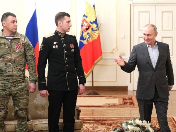 Путин вручил участникам спецоперации памятные значки