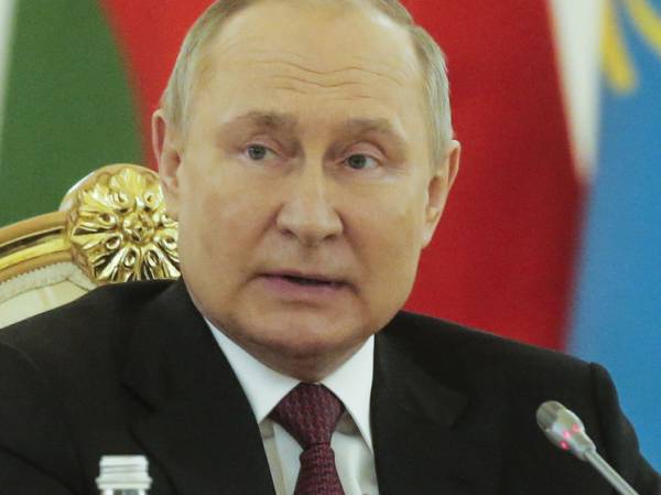 Путин заявил, что встречи с военными придают ему сил