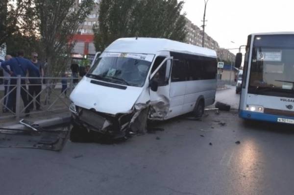 В Новосибирске пять человек пострадали в аварии с опрокинувшейся маршруткой