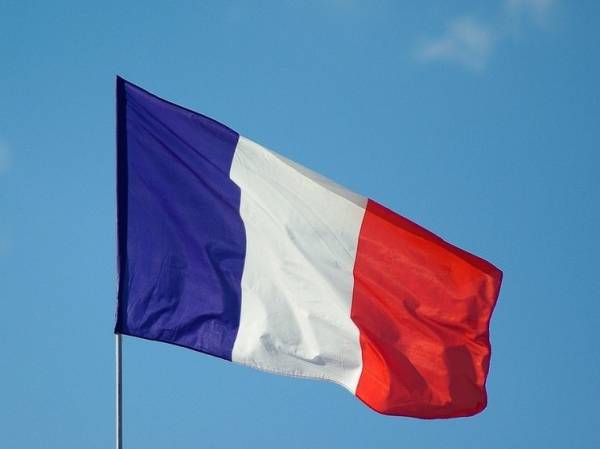 Во Франции осудили поступок Макрона во время новогоднего обращения