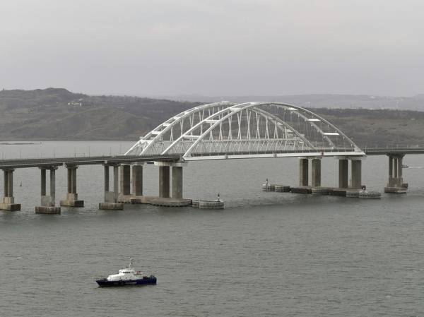 Более 600 машин скопились перед Крымским мостом