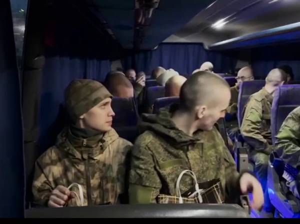 Опубликованы кадры с прибывшими из украинского плена бойцами