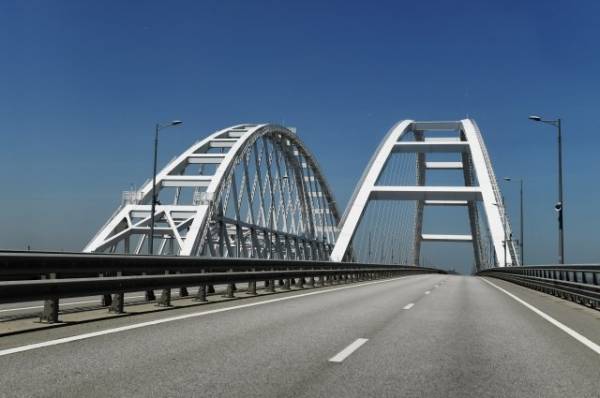 На Крымском мосту приостановили движение автотранспорта
