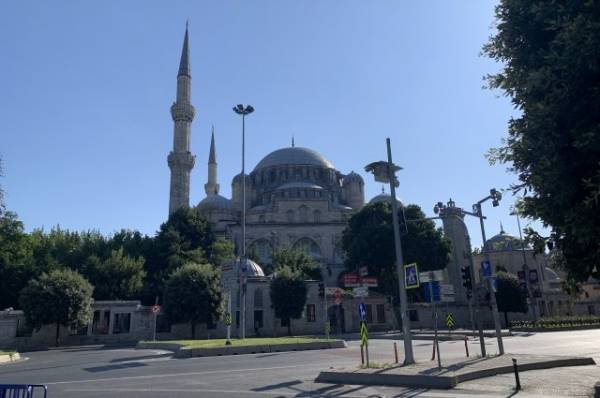 В Стамбуле посетитель мечети ранил ножом имама и прихожанина