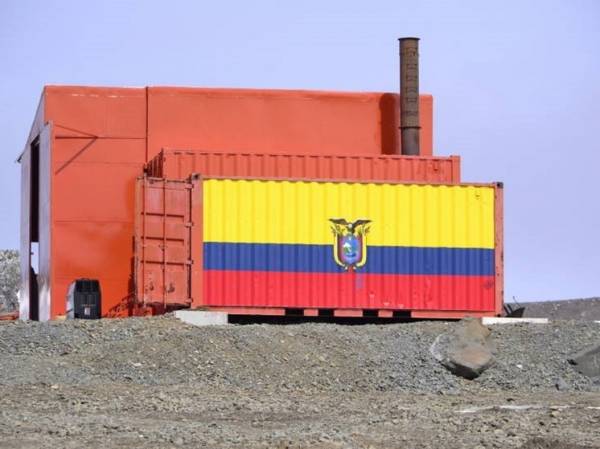 Американское посольство в Эквадоре приостановило оказание услуг
