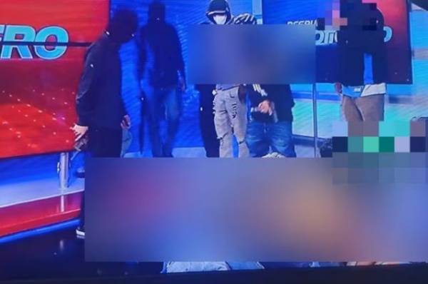 В Эквадоре вооружённые люди взяли в заложники телеведущих в прямом эфире