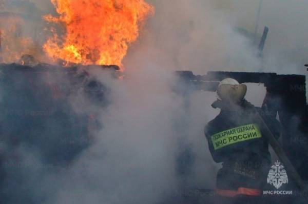 К горящему зданию на востоке Москвы направлен пожарный поезд