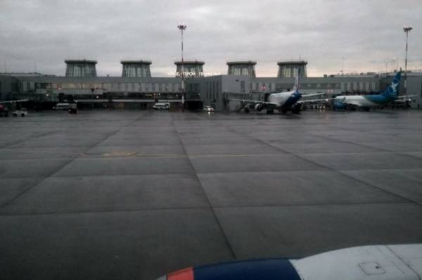 SHOT: водитель микроавтобуса подрезал самолет в аэропорту Пулково