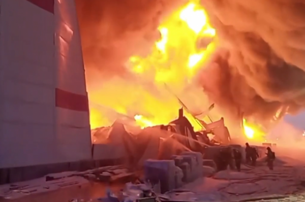 МЧС показало кадры тушения крупного пожара на складе в Санкт-Петербурге