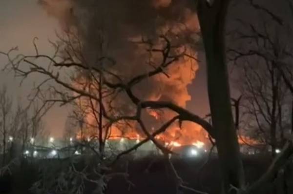 Площадь пожара на складе в Петербурге достигла 50 тыс. кв. метров
