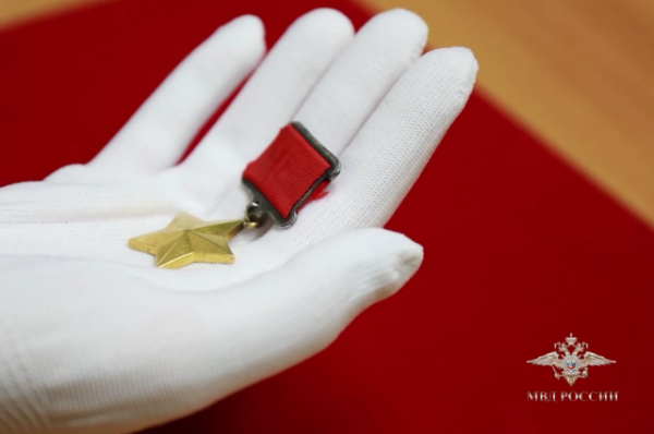 Полицейские вернули внуку Героя СССР утерянную медаль «Золотая Звезда»