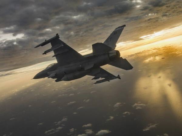 Истребители F-16 доставлены на Украину: получено предупреждение о возможной внезапной атаке ВСУ
