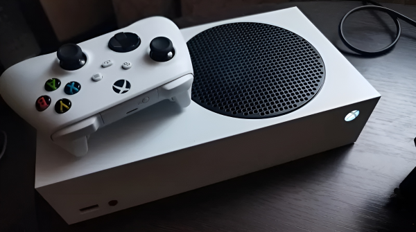 Microsoft готова выпускать игры внутренних студий на консолях конкурентов — заявление Сатьи Наделлы