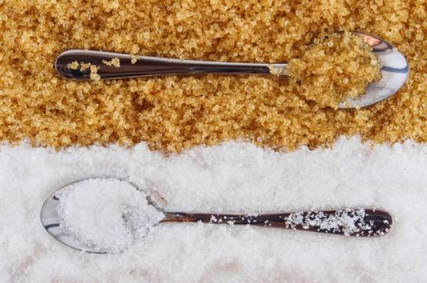 Насолить или подсластить? Диетолог пояснила, что опаснее — соль или сахар