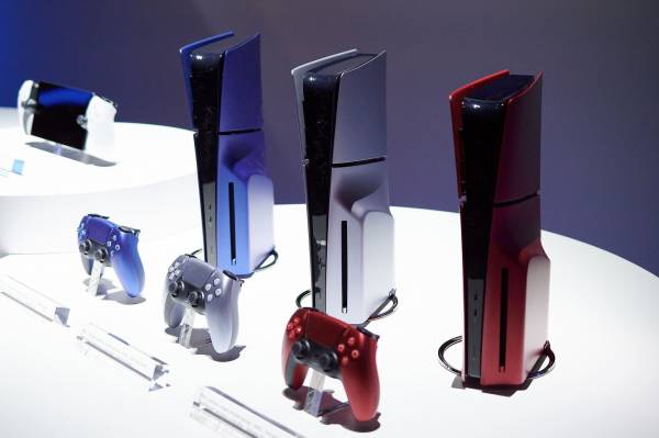 Владельцы новых компактных моделей PlayStation 5 скоро смогут обзавестись черными боковыми панелями для них