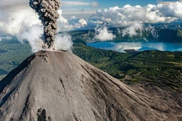 На Курилах на вулкане Эбеко произошел выброс пепла