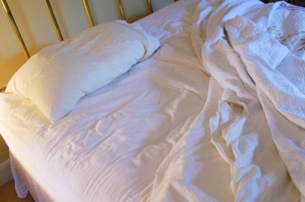 Чем вредны отпечатки подушки на лице после пробуждения?