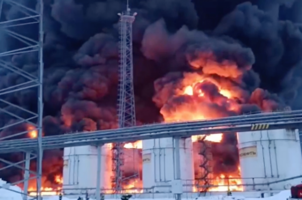 Из окрестностей горящей нефтебазы в Брянской области эвакуировали жителей