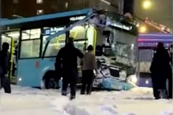 Два человека пострадали при выезде автобуса на тротуар в Санкт-Петербурге