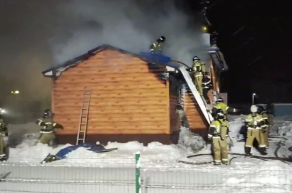 Огнеборцы тушат пожар в деревянном храме в Мордовии