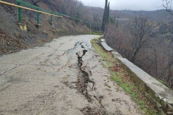 В Крыму перекрыли участок дороги из-за ливней и оползня