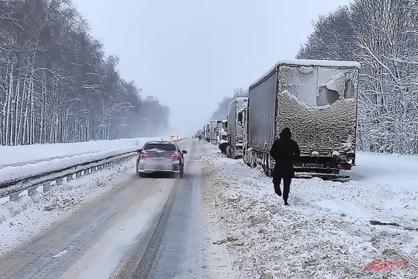 Казань не принимает. Сотни грузовиков застряли в сугробах на дорогах РФ