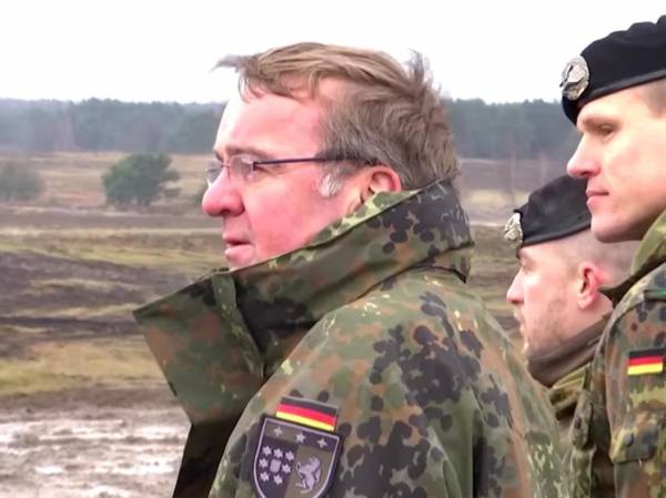 Министр обороны ФРГ пригрозил России войной: чего добиваются в Берлине
