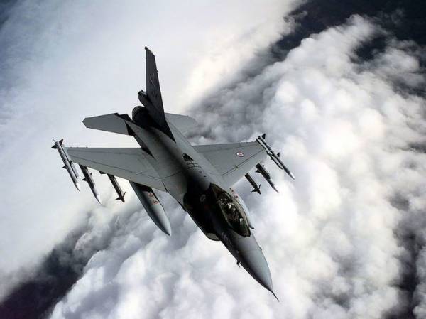 Пентагон назвал сроки передачи Украине первых F-16