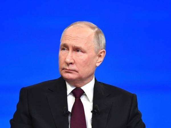 Путин назвал многодетную семью опорой страны