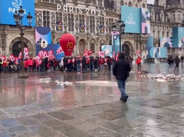 В Париже прошла акция протеста против Олимпиады под гимн СССР