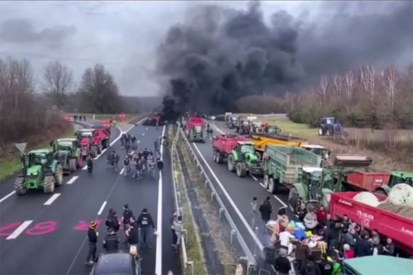 Французские фермеры перекрыли для фур подъезд к переправе через Ла-Манш