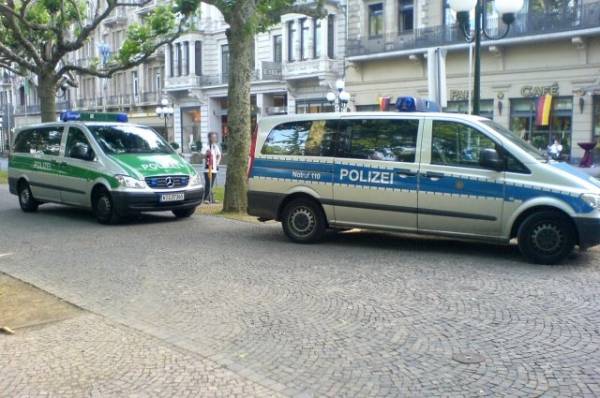 В Германии неизвестный удерживает четырех заложников в Starbucks
