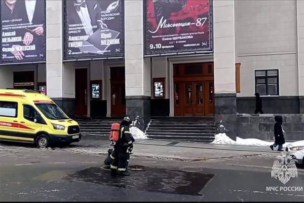 Площадь пожара в Театре сатиры в Москве выросла до 350 кв. метров