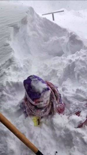 Тело мужчины нашли в заваленной снегом машине в Южно-Сахалинске