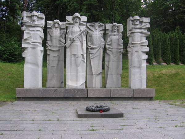 Власти Литвы решили уничтожить советский мемориал на Антакальнисском кладбище