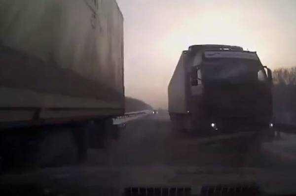 Автомобиль чудом проскочил между фур на трассе в Кемеровской области