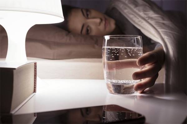 На ночь глядя. Гастроэнтеролог пояснила, как правильно пить воду перед сном