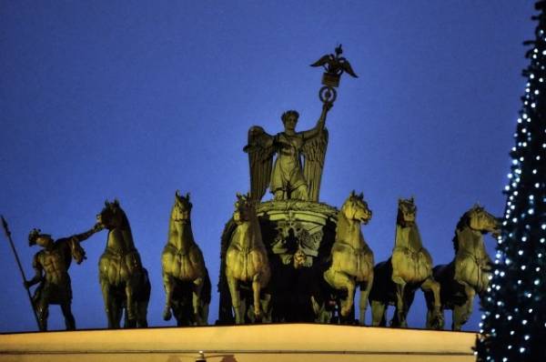 В Петербурге руфер забрался на коня из колесницы на здании Главного штаба