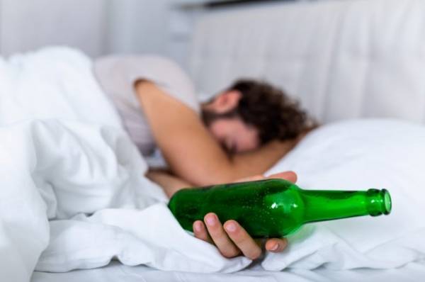 «Это не снотворное». Учёные доказали, что алкоголь лишает нас сновидений