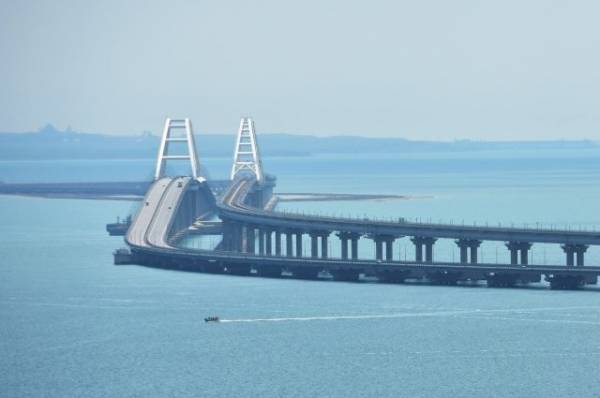 На Крымском мосту перекрыли движение транспорта