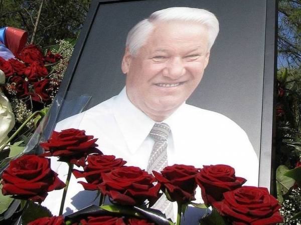На могиле Ельцина появились цветы от Путина и Медведева