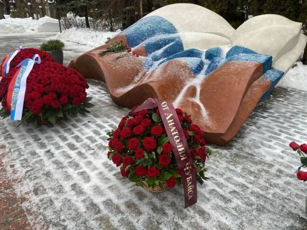 Путин, Медведев и Чубайс прислали корзины роз на могилу Ельцина