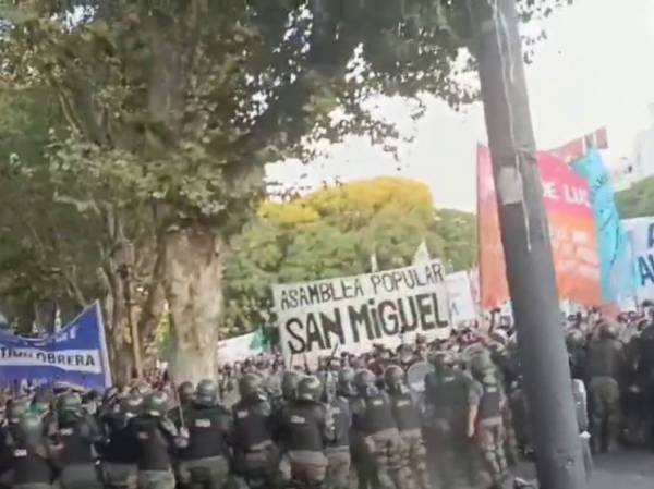 Близ конгресса Аргентины вновь бушуют протесты, полиция применила газ слезоточивый газ