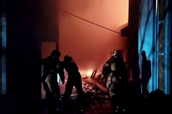 В Мурманске при пожаре частично обрушилась кровля консервного завода