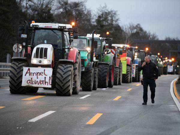 Взорвавшие Европу протесты фермеров увязали с недовольством из-за Украины: чего ждать