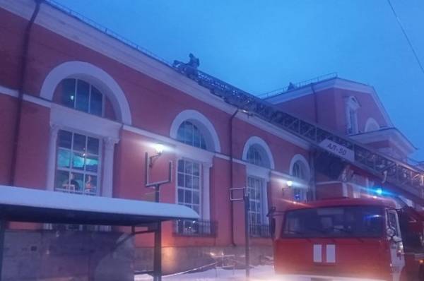 В Брянске загорелась кровля здания вокзала
