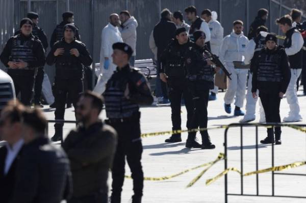 Более 30 человек задержали после попытки теракта у здания суда в Стамбуле